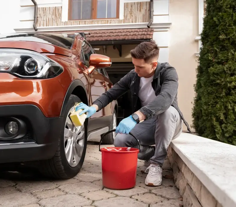 Lavage auto à domicile Saint-Jacques-des-Blats : professionnel intervenant sur un véhicule